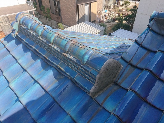 下屋根の小さな棟